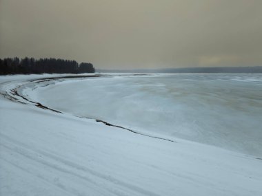 Kışın nehrin güzel manzarası 