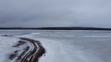 Donmuş göl ve kışın karla kaplı manzaranın güzel havası. 