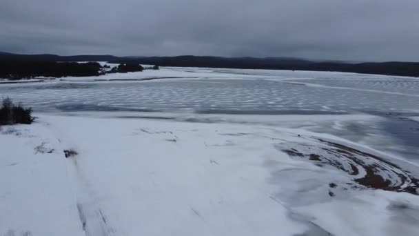 Beautiful Aerial View Frozen Lake Snow Covered Landscape Winter — Vídeos de Stock