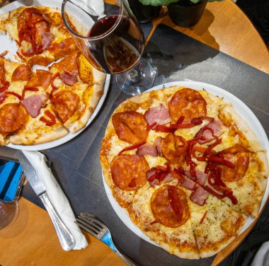 Restoran masasında pizza. Lezzetli yemek 