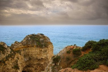 Güney Portekiz 'deki Benagil Mağaraları' nda etkileyici kayalıklar var.