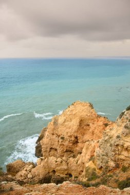 Güney Portekiz 'deki Benagil Mağaraları' nda etkileyici kayalıklar var.