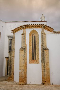 Portekiz 'in güneyindeki Faro eski kasabasındaki merkezi katedrale bakın.