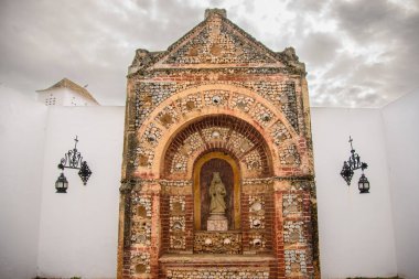 Portekiz 'in güneyindeki Faro eski kasabasındaki merkezi katedrale bakın.