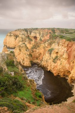 Güney Portekiz 'deki Benagil Mağaraları' nda etkileyici kayalıklar var.