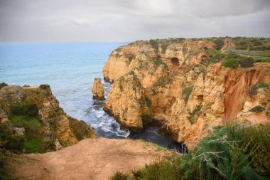 Güney Portekiz 'deki Benagil Mağaraları' nda etkileyici kayalıklar var.