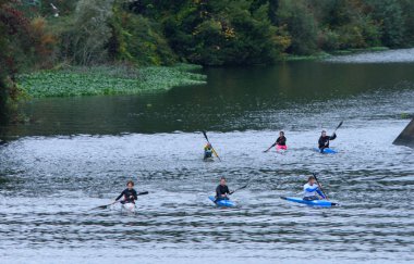 Kano süren bir grup insan.