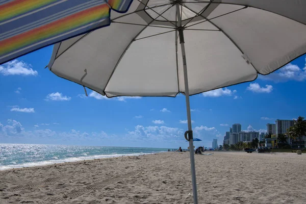 Strand Parasoller Vacker Sommardag — Stockfoto