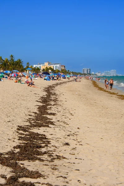 Strand Med Många Människor Sandstranden Havet — Stockfoto