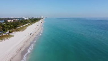 Florida 'daki güzel Hollywood şehir plajının şirin hava görüntüsü.