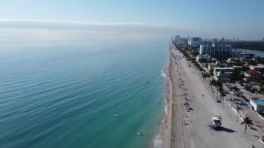 Florida 'daki güzel Hollywood şehir plajının şirin hava görüntüsü.