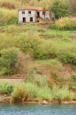 Köyde terk edilmiş eski bir ev.