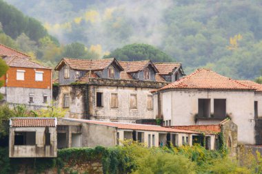 Dağlarda terk edilmiş eski evler