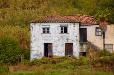 Köyde terk edilmiş eski bir ev.