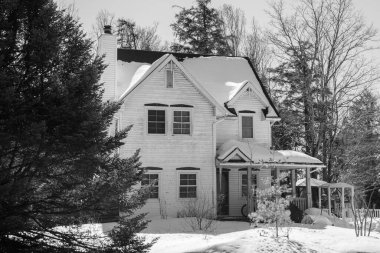 Soğuk Quebec kışında tipik Kanada evi Quebec kışında