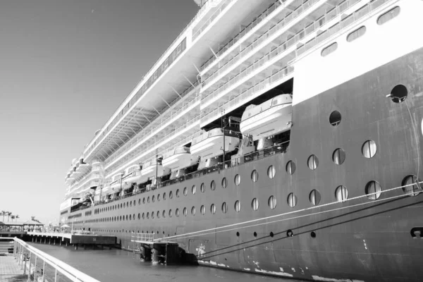 有名人クルーズが運航するGtsセレブリティミレニアム 旧ミレニアム クルーズ船の眺め 黒と白 — ストック写真