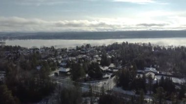 Karla kaplı ağaçlar ve Memphremagog Gölü ile kış manzarası. Newport, Vermont, ABD ve Magog arasında yer almaktadır, Quebec, Kanada