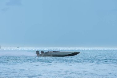 Denizde modern bir tekne 