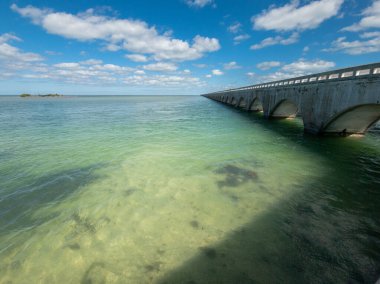 Gündüz vakti deniz kıyısındaki köprü, Key West, ABD