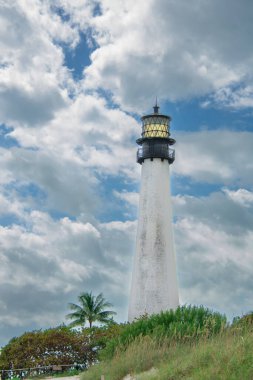Biscayne Körfezi 'ndeki sahilde deniz feneri