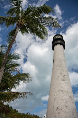 Biscayne Körfezi 'ndeki sahilde deniz feneri