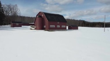Quebec 'te kışın Estrie bölgesindeki Kanada kırsalında uçuş