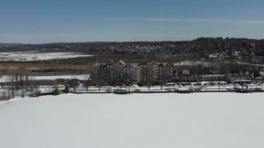 Quebec 'te kışın Estrie bölgesindeki Magog şehrinin üzerinde uçuyor.