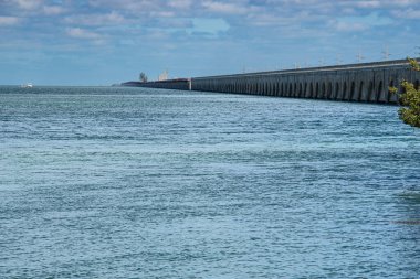 Denizde büyük bir köprü 