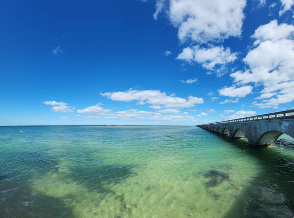 большой мост в море 