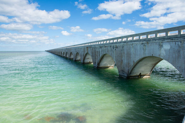 большой мост в море 