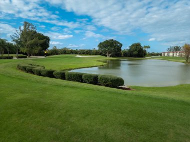 Güney Florida 'da bir Amerikan golf kulübünde güzel bir delik.