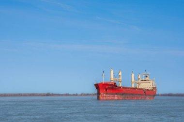 Kanada, Quebec 'teki Saint Lawrence Nehri' ne demir atmış büyük bir gemi.