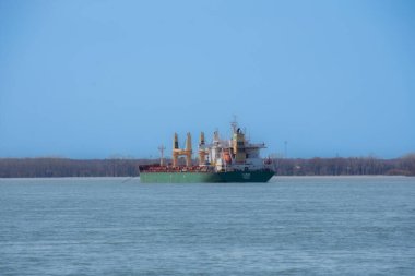 Kanada, Quebec 'teki Saint Lawrence Nehri' ne demir atmış büyük bir gemi.