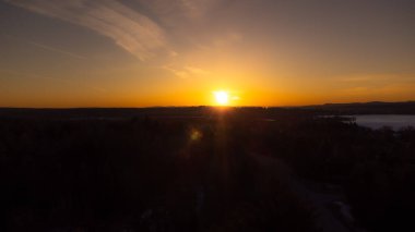 Bir Nisan sabahı, ilkbaharda Kanada Boreal Ormanı 'nda güzel bir gündoğumu.