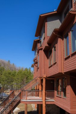 Quebec 'teki Kanada ormanlarında inşa edilmiş büyük ahşap bir otelin mimari ayrıntıları.