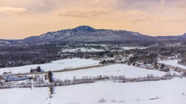 Quebec 'te kışın Estrie bölgesindeki Magog kentinin hava manzarası