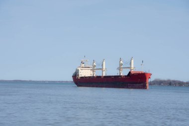 Kanada, Quebec 'teki Saint Lawrence Nehri' ne demir atmış büyük bir gemi.