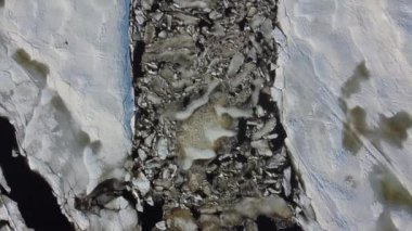 İlkbaharda Kanada kırsalında küçük bir nehir manzarası