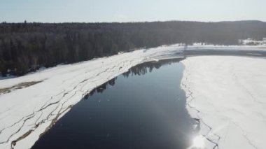 İlkbaharda Kanada kırsalında küçük bir nehir manzarası