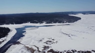 Aralık ayında Quebec 'teki Kanada ormanında bir göl manzarası