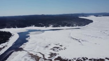 Aralık ayında Quebec 'teki Kanada ormanında bir göl manzarası
