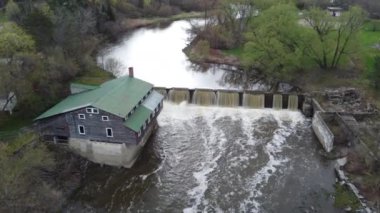 Quebec, Kanada 'da bir şelalenin yanındaki eski su değirmeni.