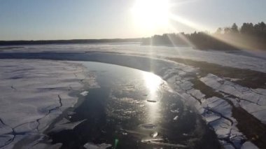 Aralık ayında Quebec 'teki Kanada ormanında bir göl manzarası