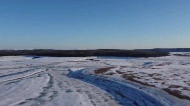 Aralık ayında Quebec 'teki Kanada ormanında bir göl manzarası