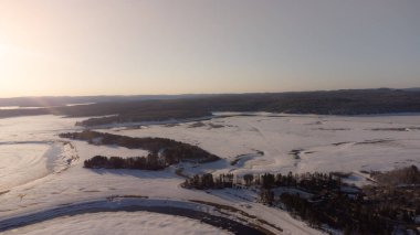İlkbaharda Kanada kırsalında küçük bir nehrin havadan görünüşü