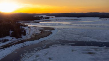 İlkbaharda Kanada kırsalında küçük bir nehrin havadan görünüşü