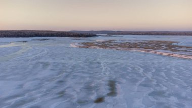 İlkbaharda Kanada kırsalında küçük bir nehrin havadan görünüşü