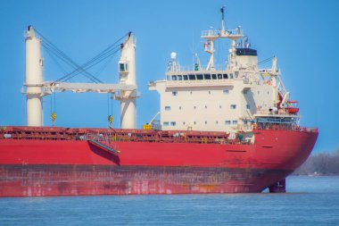 Kanada, Quebec 'teki Saint Lawrence Nehri' ne demir atmış büyük bir gemi.