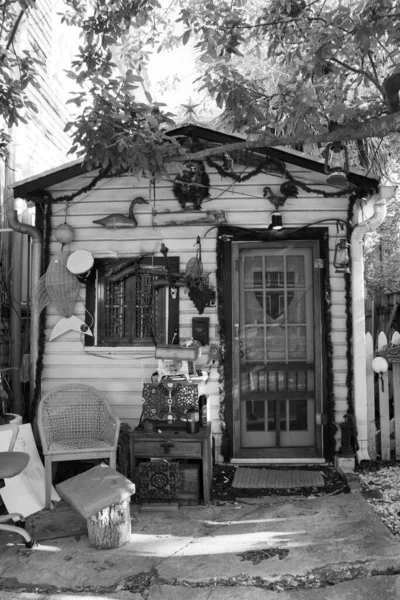 Ασπρόμαυρη Φωτογραφία Ξύλινου Σπιτιού — Φωτογραφία Αρχείου