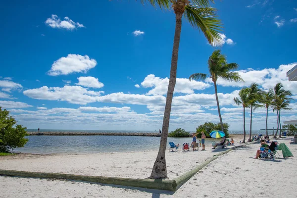 Miami Ηπα Άτομα Που Χαλαρώνουν Στην Παραλία Στο Μαϊάμι Ηπα — Φωτογραφία Αρχείου